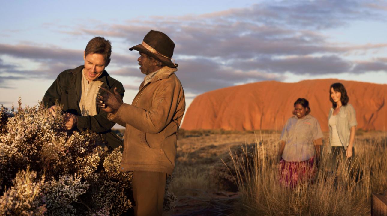 Family tour with a guide near the Rock | Voyages Indigenous Tourism